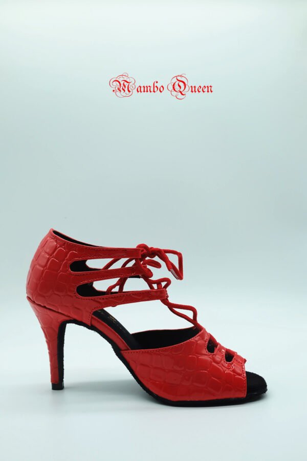 Salsa dance shoes with adjustable width